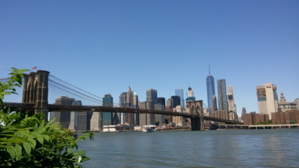 Puente de Brooklyn con vista a los rascacielos de NY