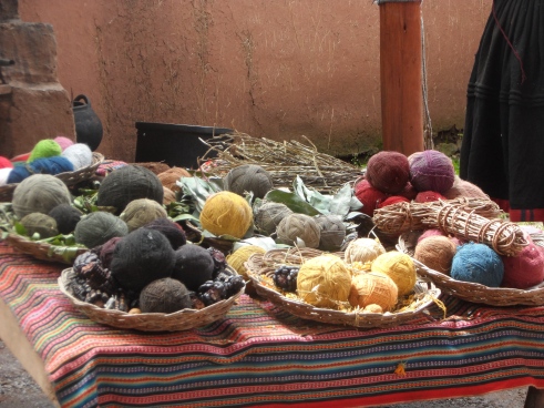 Hilos hechos con lana de Alpaca y pintura natural. Chinchero, Cuzco, Perú. Foto tomada por Rodrigo Moreira, enero 2014