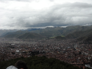 Vista de la ciudad de Cusco desde el Puma dormido y la Fortaleza de Sacsayhuaman
